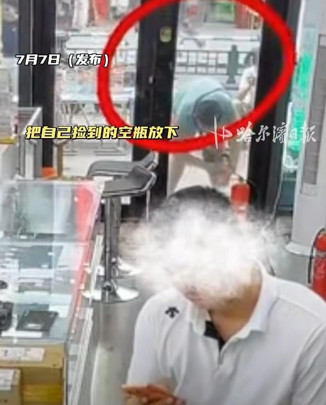哈尔滨一家小店，藏着一段治愈人心的温暖故事。一名患有自闭症的男孩常来店里，从前会