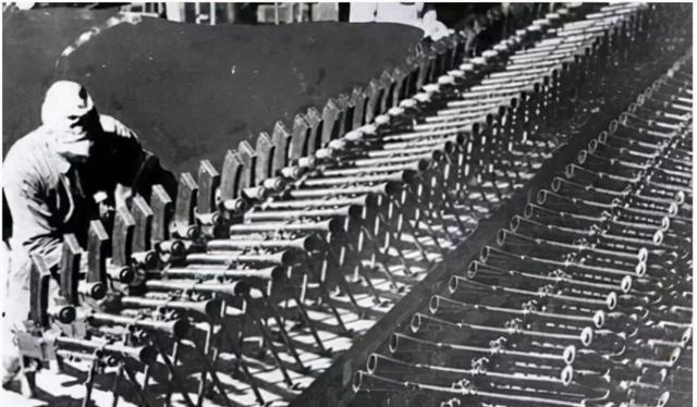 1945年，日本宣布无条件投降后，日本海军军火仓库主任冈田少将决定将10万支步枪