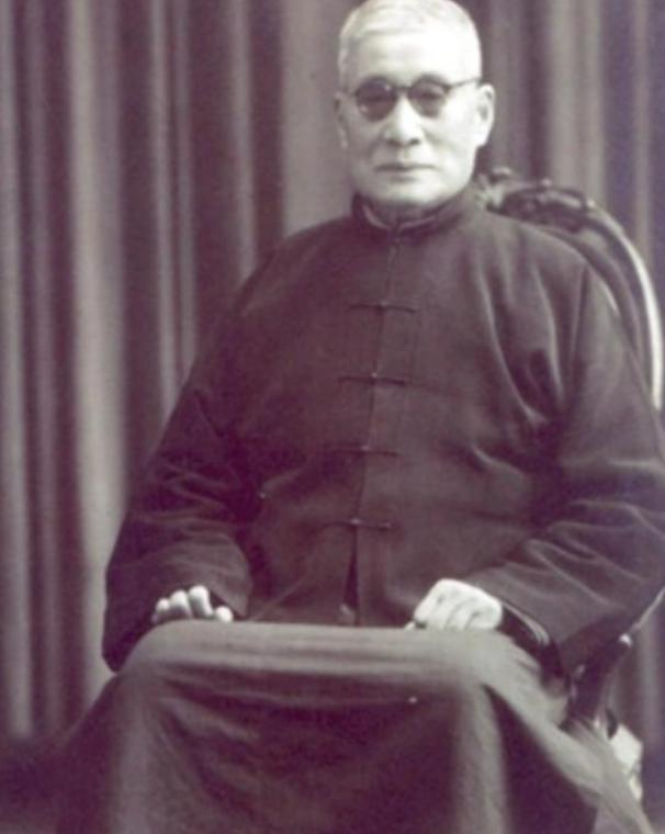 蒋介石人称人民公敌，75年快断气前几个小时念念不忘的不是宋美龄，不是蒋经国，不是