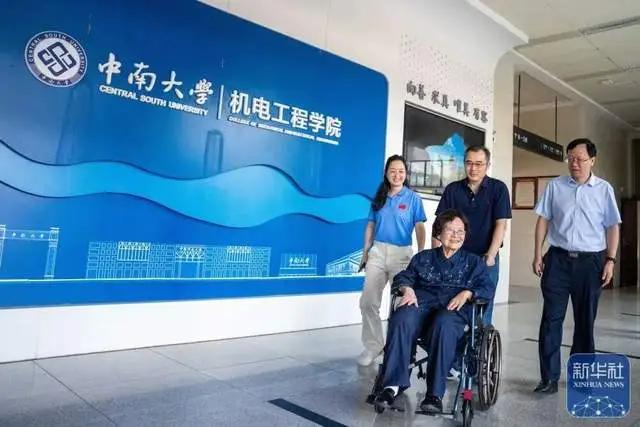 党中央重磅表彰！九旬女院士硬核破局，撕碎国外技术封锁枷锁
 
全网刷屏的光荣表彰