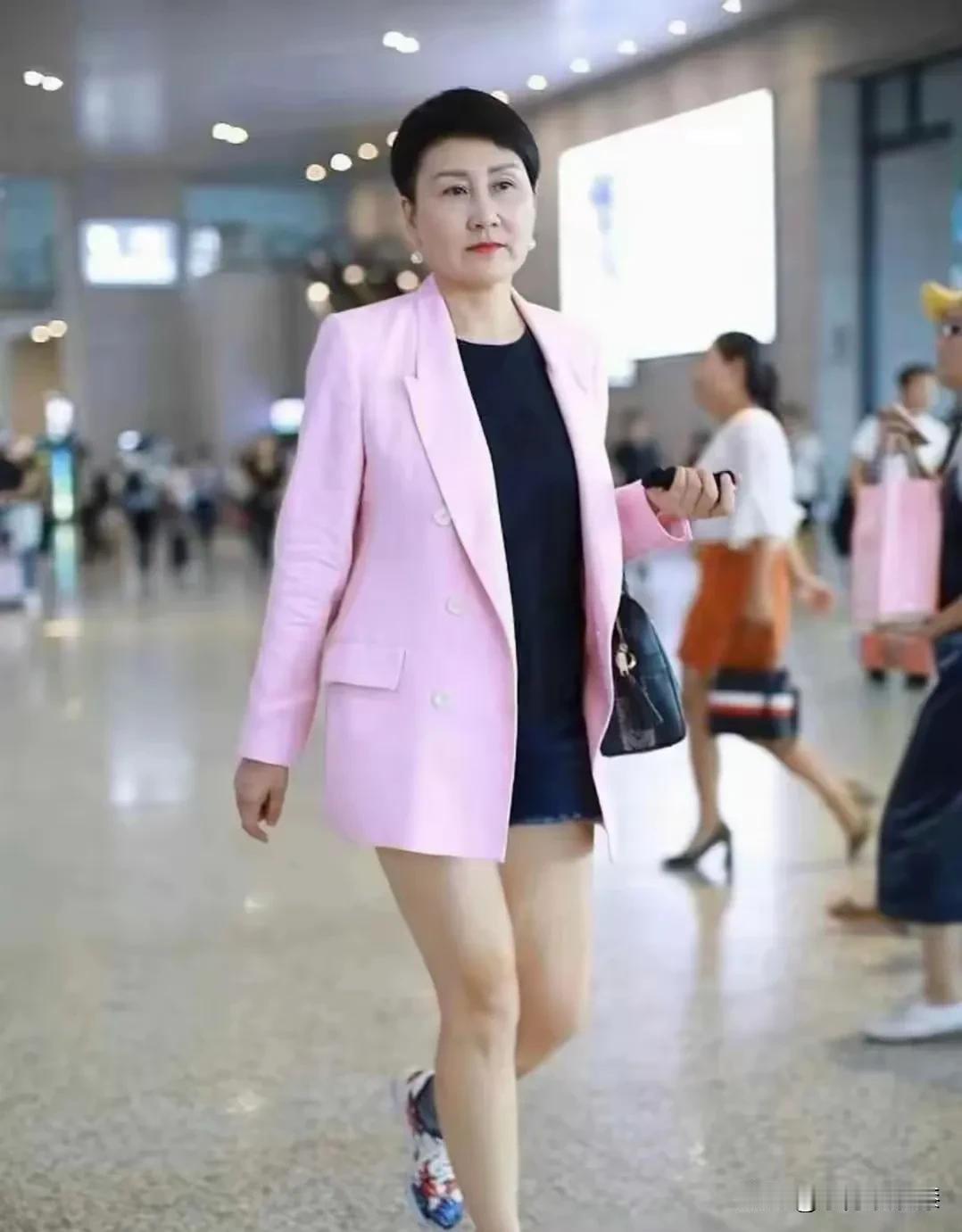 张凯丽气质不错，年过6旬的人有这个状态，很厉害了！
但是张凯丽的演技一直备受争议