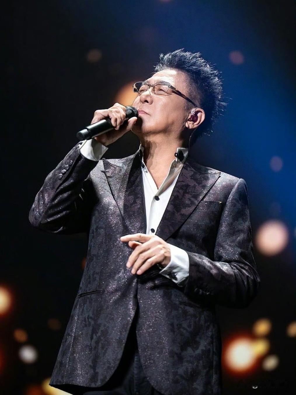 没想到姜育恒67岁了依然精神焕发，活力满满，身形挺拔，还是那么儒雅，状态保持得太