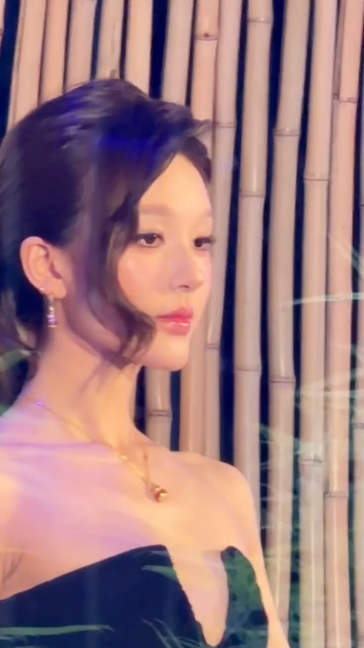 露思出现尖叫一片今天是许妍本妍！！赵露思成都活动人气赵露思许妍风妆造