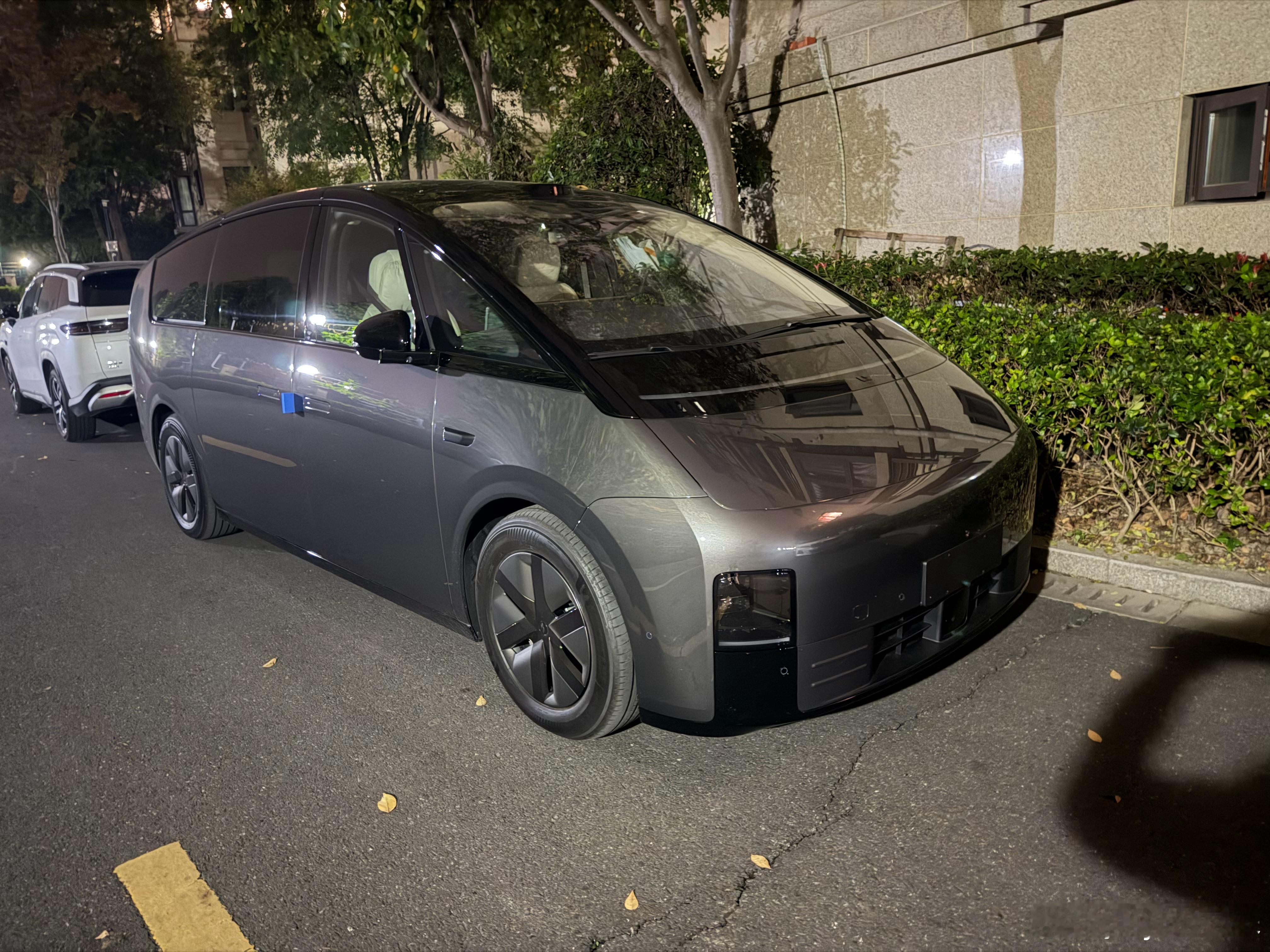 小区大佬新提的MEGA理想MEGA ​​​