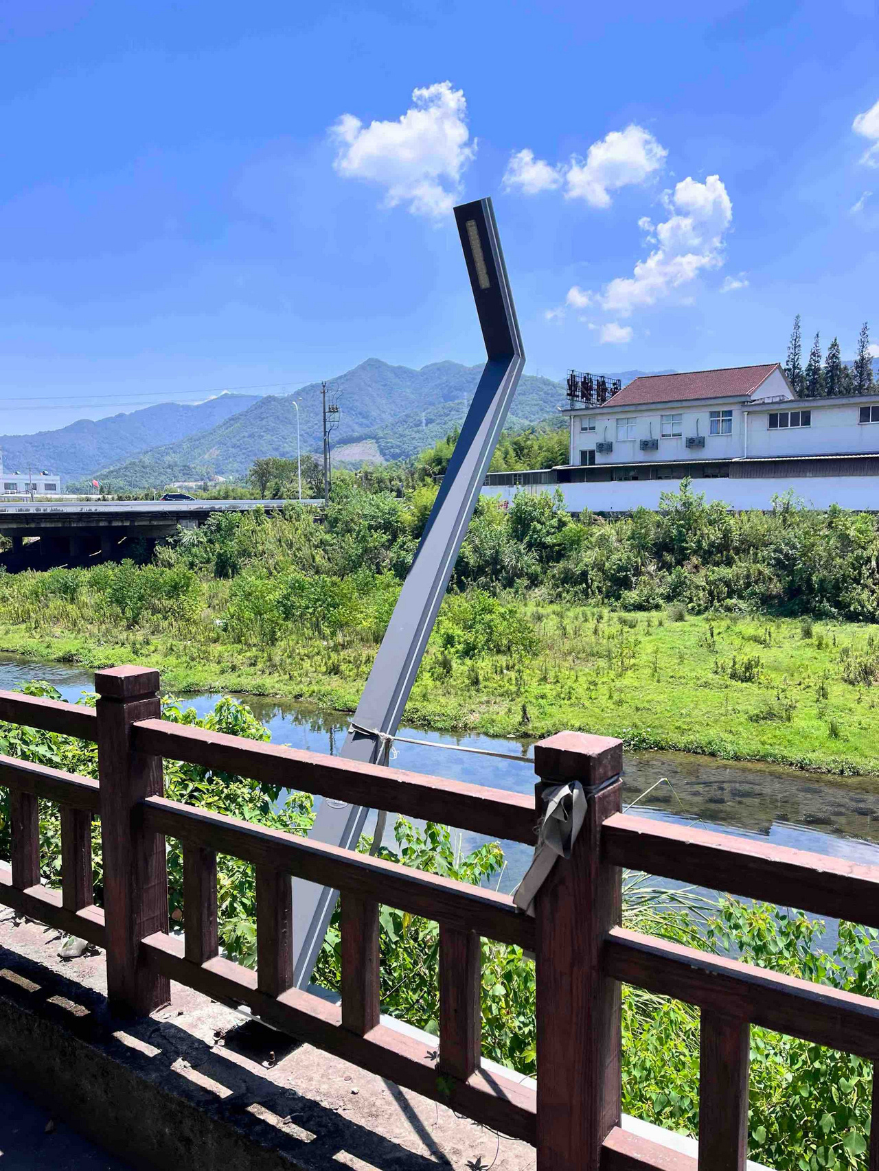 屡遭剐蹭宁波奉化一路段整排路灯摇摇欲坠 近日，网友通过宁波民生e点通反映，奉化尚
