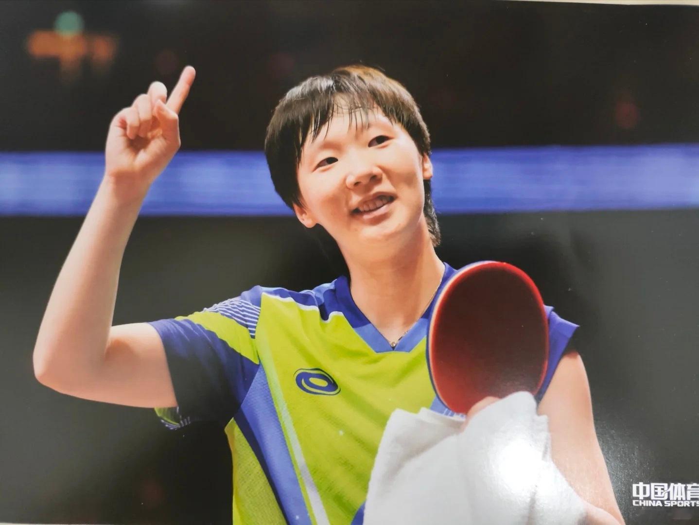 王曼昱祝福中国冰雪健儿从乒乓赛场的挥拍拼搏，到冰雪赛道的逐梦飞驰，不同赛道，同样