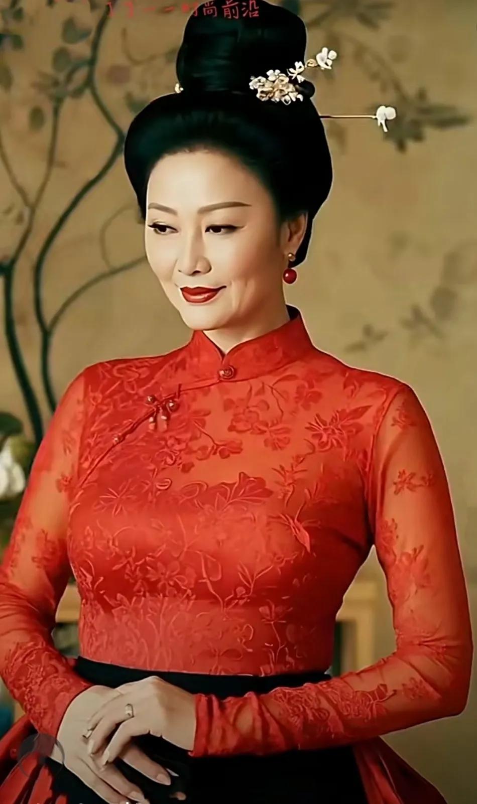 红色旗袍的美,在于那抹热烈又端庄的颜色,衬得人肌肤胜雪,身段玲珑,带着雍容气质。