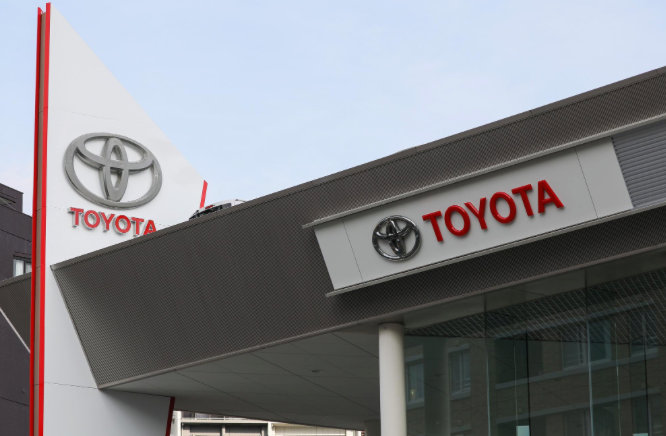 【因逆变器内部螺栓存在松动隐患 丰田将在美召回超5万辆汽车】据报道，12月23日