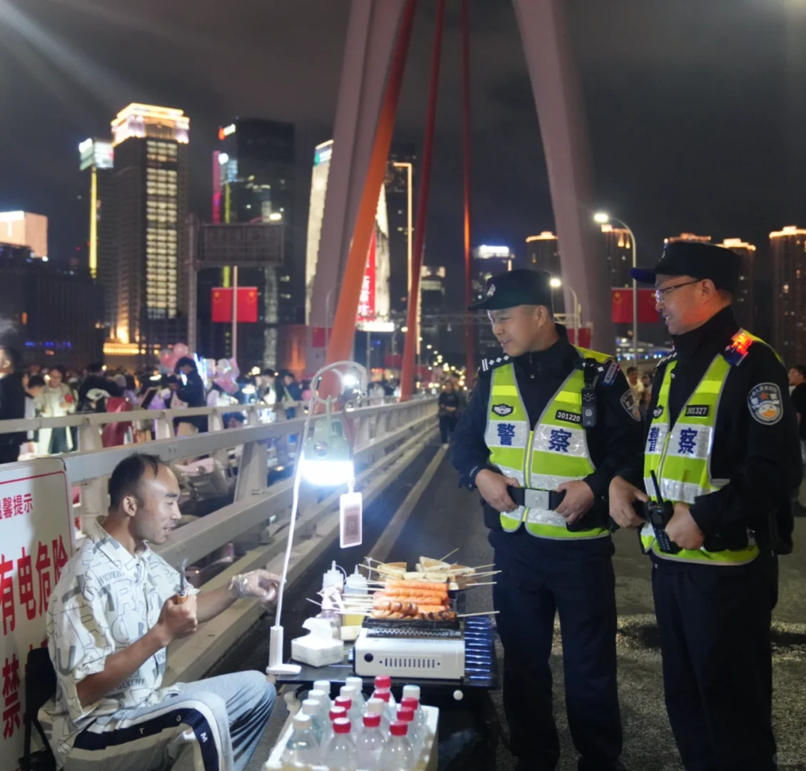 渝中区的警察有爱又帅还可耐