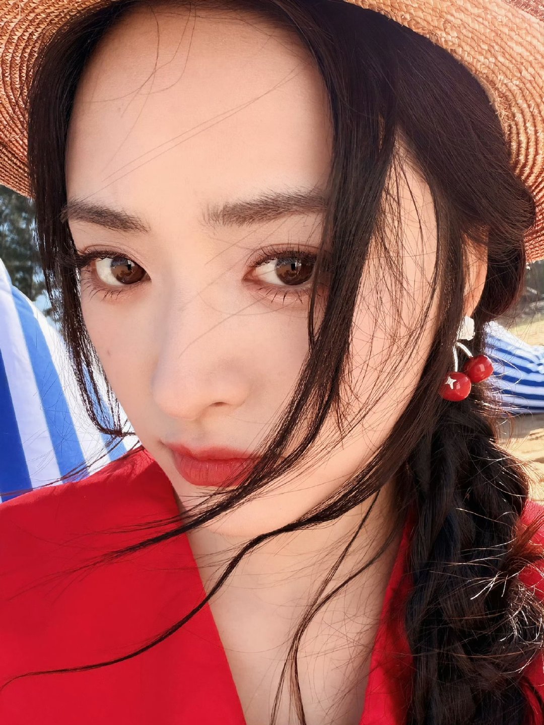 沈月沈月官宣加盟亲爱的客栈亲爱的客栈从青涩小员工→靠谱助理管家，月月的成长也太好