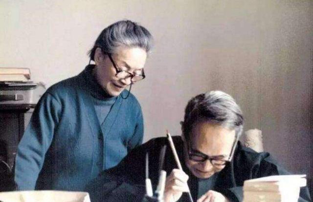 1973年，钱钟书的女儿钱瑗因洗衣服被邻居打了一耳光，他62岁的妻子杨绛立即冲上