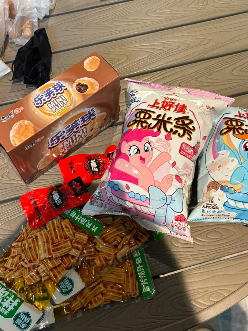 第一次见这个口味的厘米条 我先替你们测评一下但是包装还是很可爱滴 ^_^ 