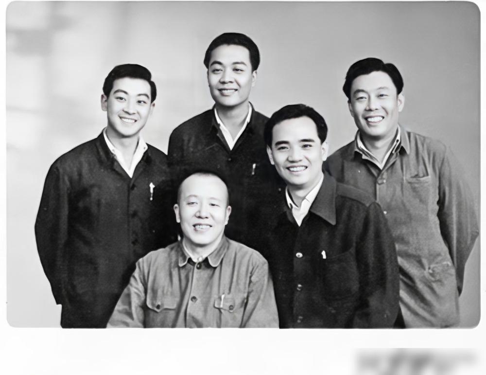 谁能想到，当年站在赵佩茹身边的魏文亮，几十年后，会对现在的相声圈直接撂下一句：快