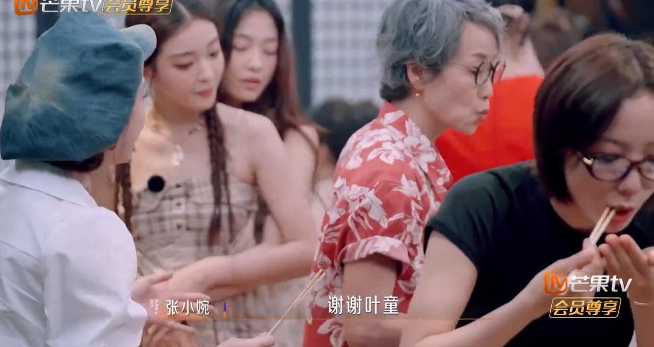 叶童这桌饭菜丰富，
王珞丹这桌饭菜简单，
王珞丹团队不甘眼睁睁看着
对方独享。