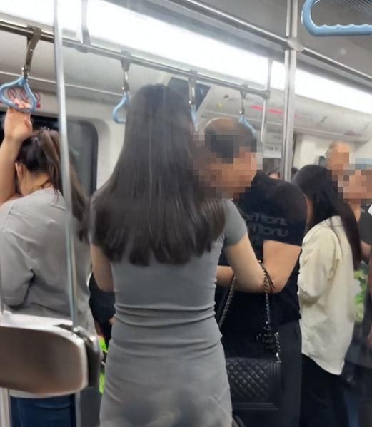 5月25日西安地铁上，一位妙龄女子穿着包臀裙，身材火辣性感，大爷忍不住多看了一眼