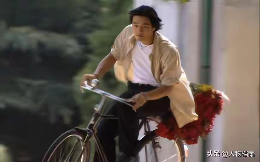 年轻时的李亚鹏骑着自行车潇洒又快乐，中年的他和女儿共享欢乐瞬间，他的不同人生阶段