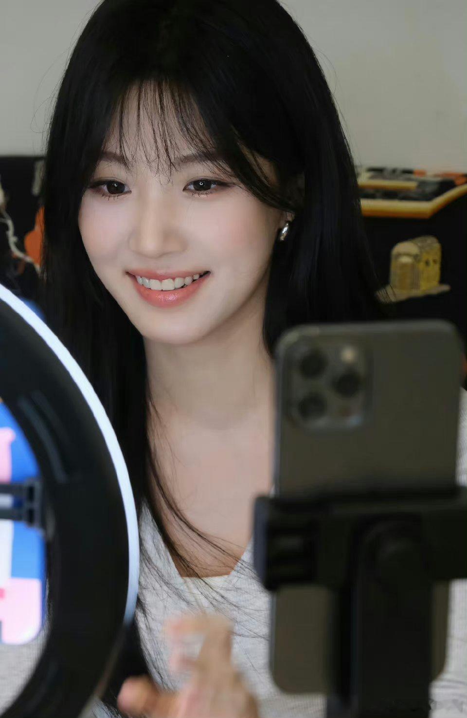 这是卢昱晓嘛[666][666][666]真的是时隔三日当刮目相看啊，不走废土风