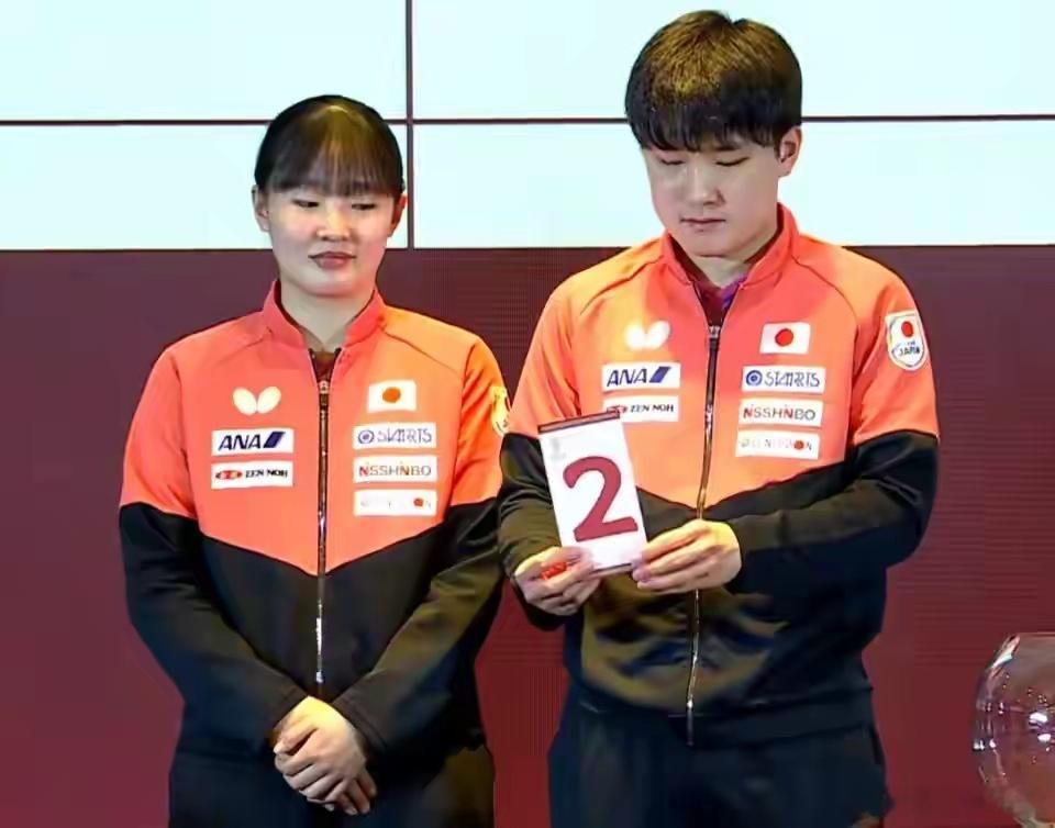 混团世界杯：日本3连胜锁定8强，张本兄妹成胜负关键成都混团世界杯小组赛收官，日本