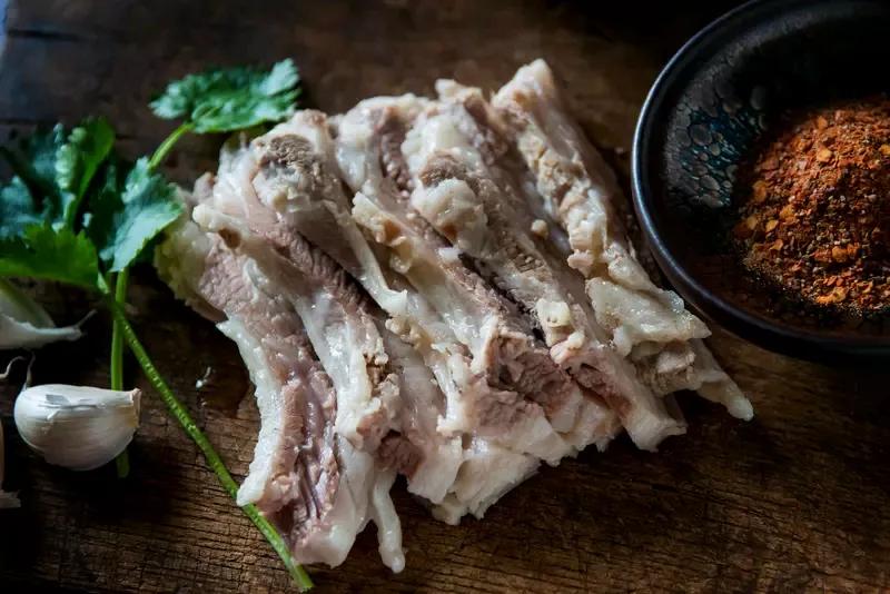 内蒙古妹夫天天全肉宴吃到山西大舅哥跪地求饶！第一天，大舅哥满嘴流口水憧憬着大口吃