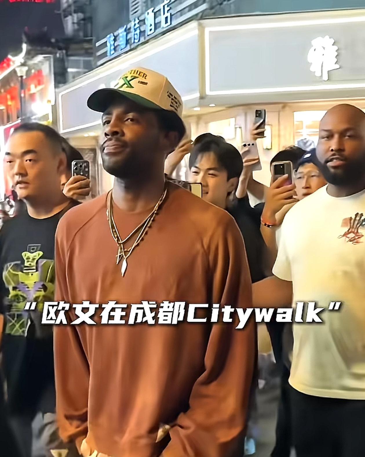 NBA球星中国行也只有欧文愿意和球迷近距离接触！

欧文在成都参加活动期间突然决