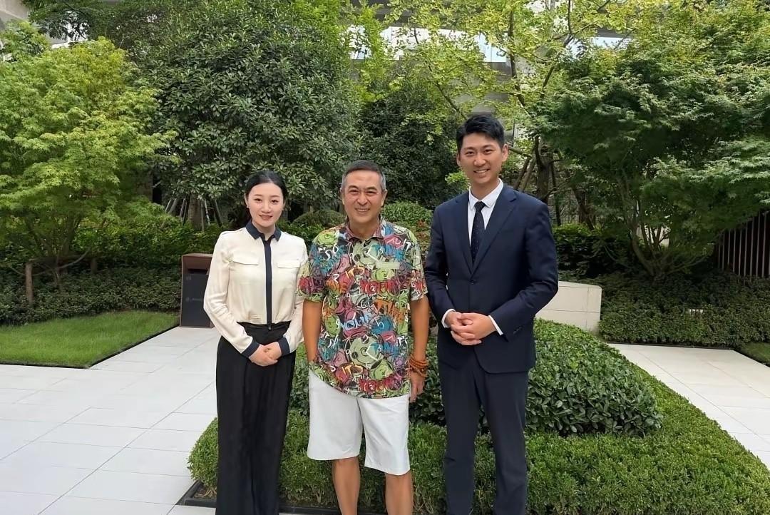 张嘉益最近在成都看房，56岁的他已经开始排布自己的“三城记”了。
戳穿那些“明星