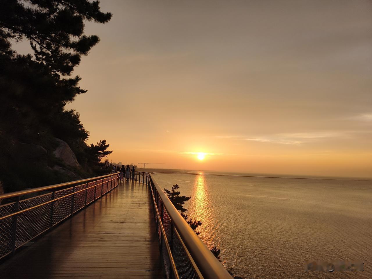 一张图片记录夏日美好瞬间夕阳下的连云港小官山海滨栈道