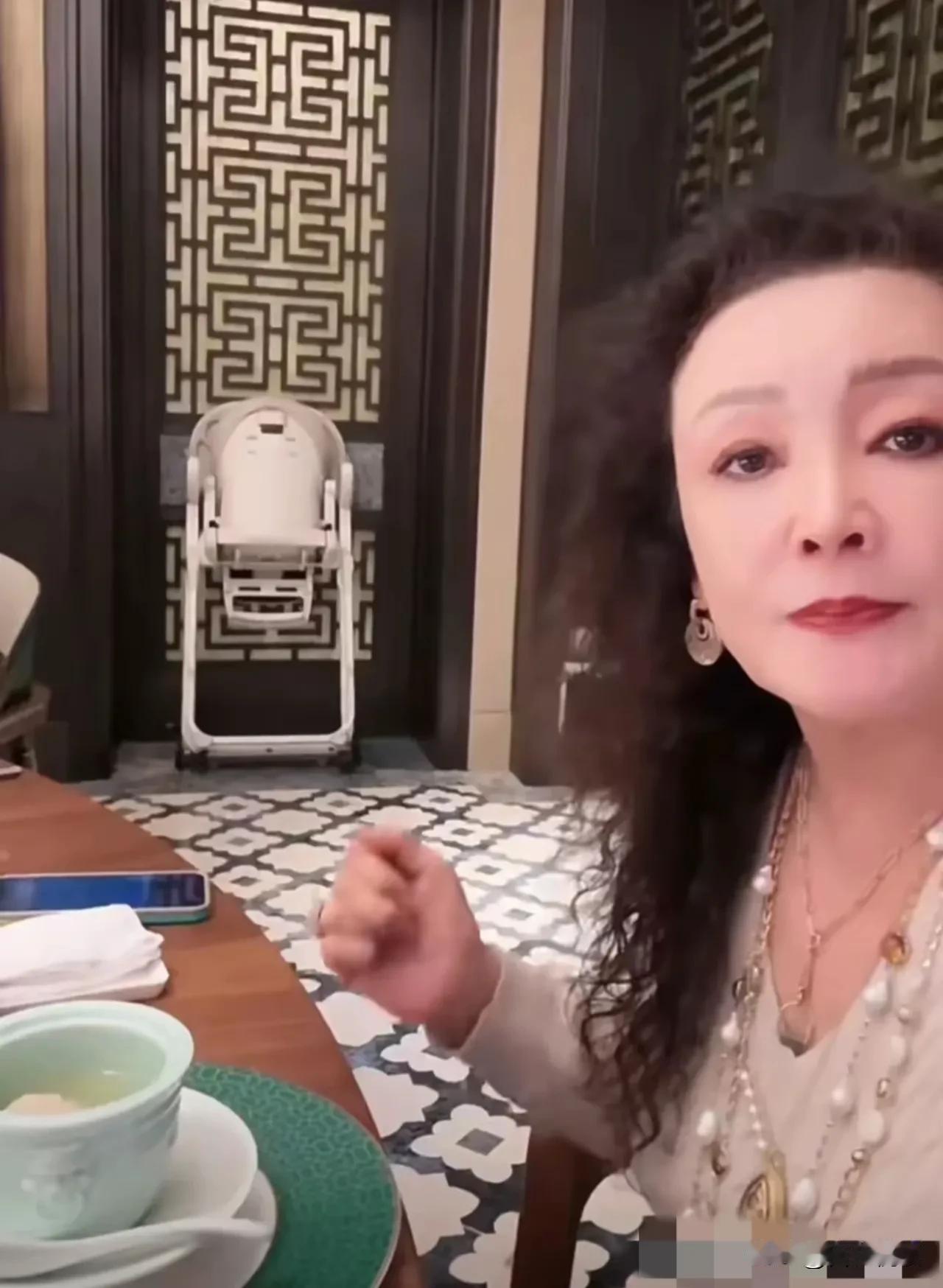 讲真
看到战兰问马筱梅的问题
才发现到底谁才真爱汪憨憨

战兰带着儿子儿媳北京一