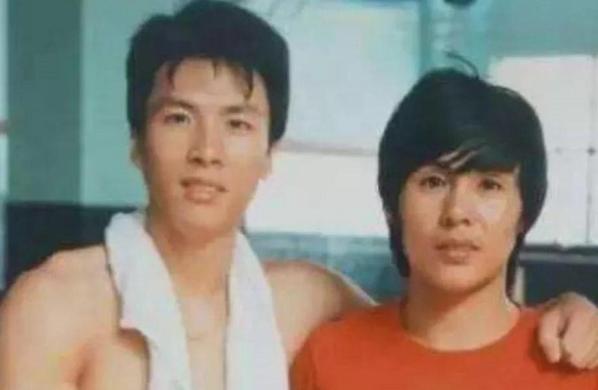 1990年，甄子丹恩师赵长军在雨中打车时，与3名小混混发生争执。赵长军说：不想挨