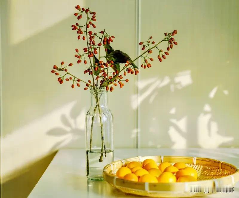 清晨起来，最美好的事，于我而言就是睁眼看到爱人的脸庞。早晨阳光透过窗帘洒在床上，