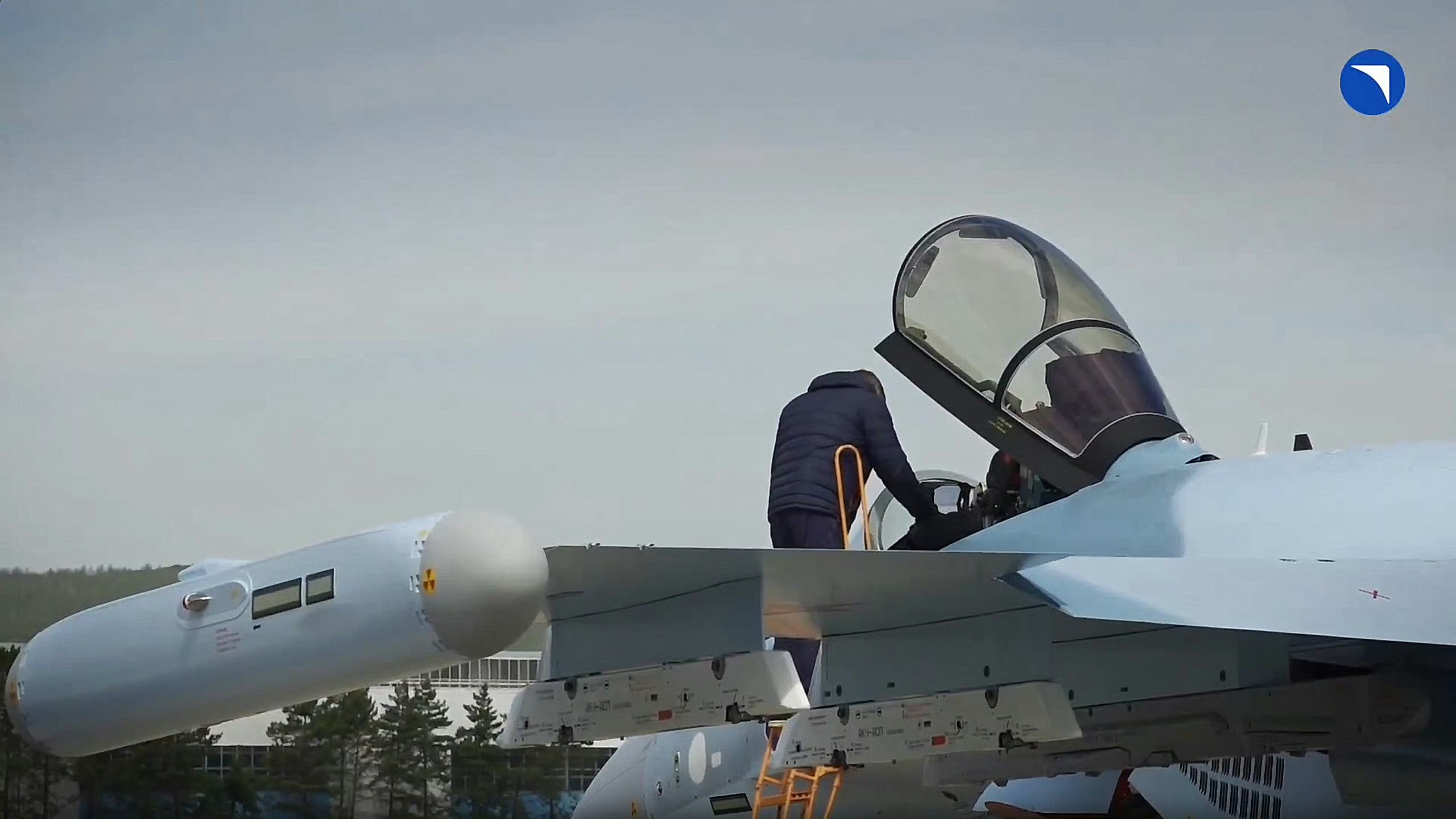 又一小批Su-35S交付给空天军，现在新生产的该型机不仅使用新的ECM吊舱，机翼
