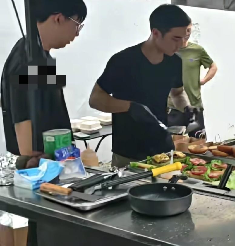 浙江湖州一男子摆摊创业卖汉堡，因长相酷似吴彦祖迅速走红。哈哈，真羡慕！颜值担当，