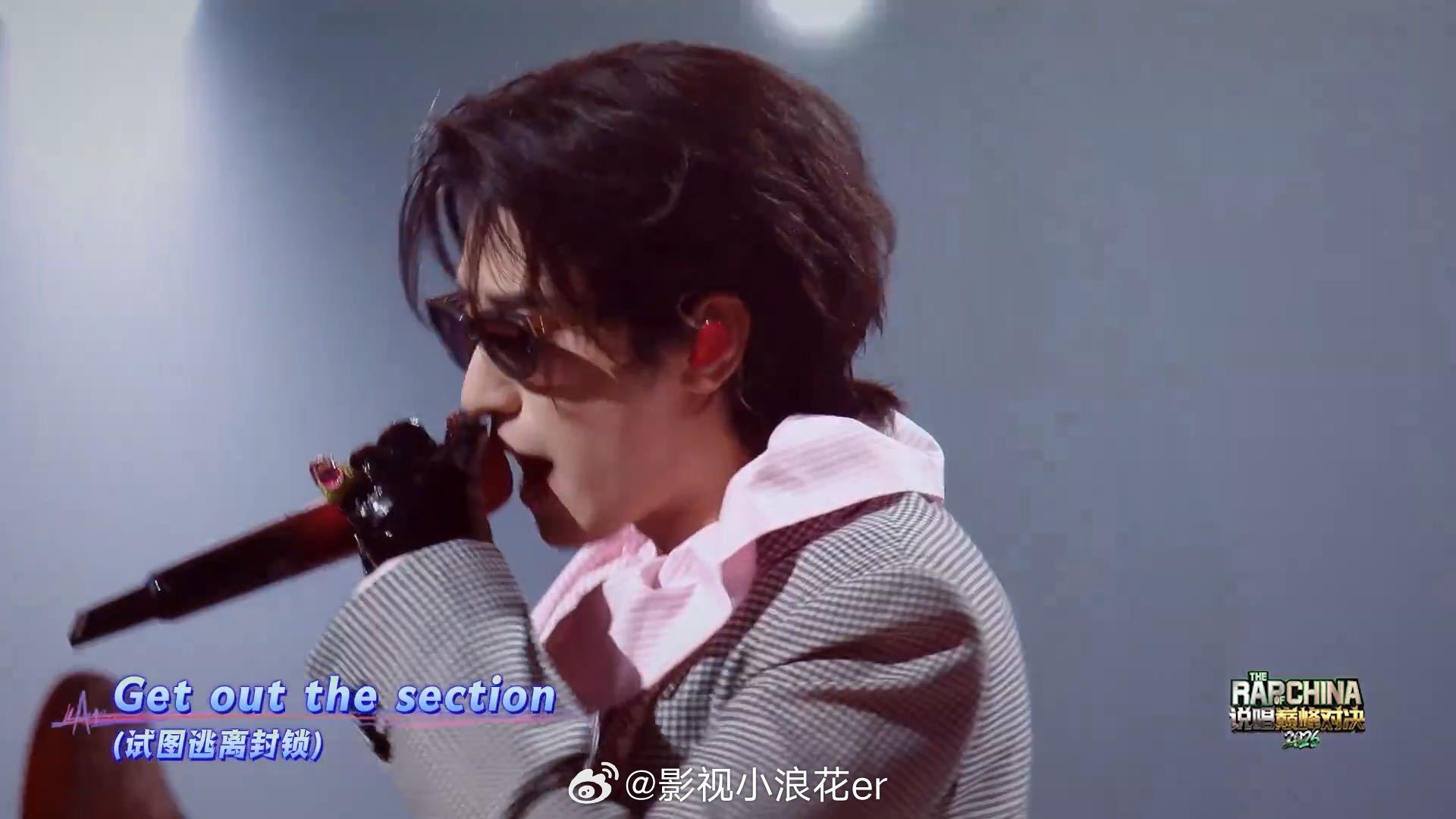 看贺峻霖转发文案那句“新视角”，我直接点头。小贺眼光一向准，严浩翔《FLY》确实