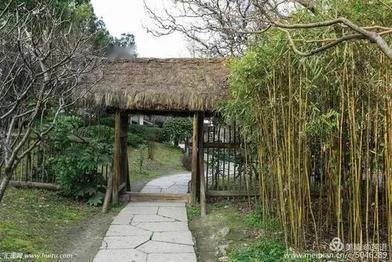 上联：携酒登门，邻家竹翠聊堪赏；
下联：诗友请[玫瑰][玫瑰]
#新韵旧体诗词和