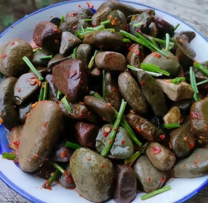 “种菜成了日常，老公抱怨家里全是素，求我煮点硬菜。今天，我就给他露一手，看看啥叫