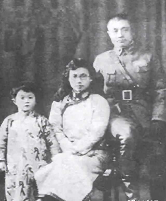 杜聿明与妻子团圆，妻子告诉他和蒋介石有关的两件事，他又悲又怒。
 
1963年，