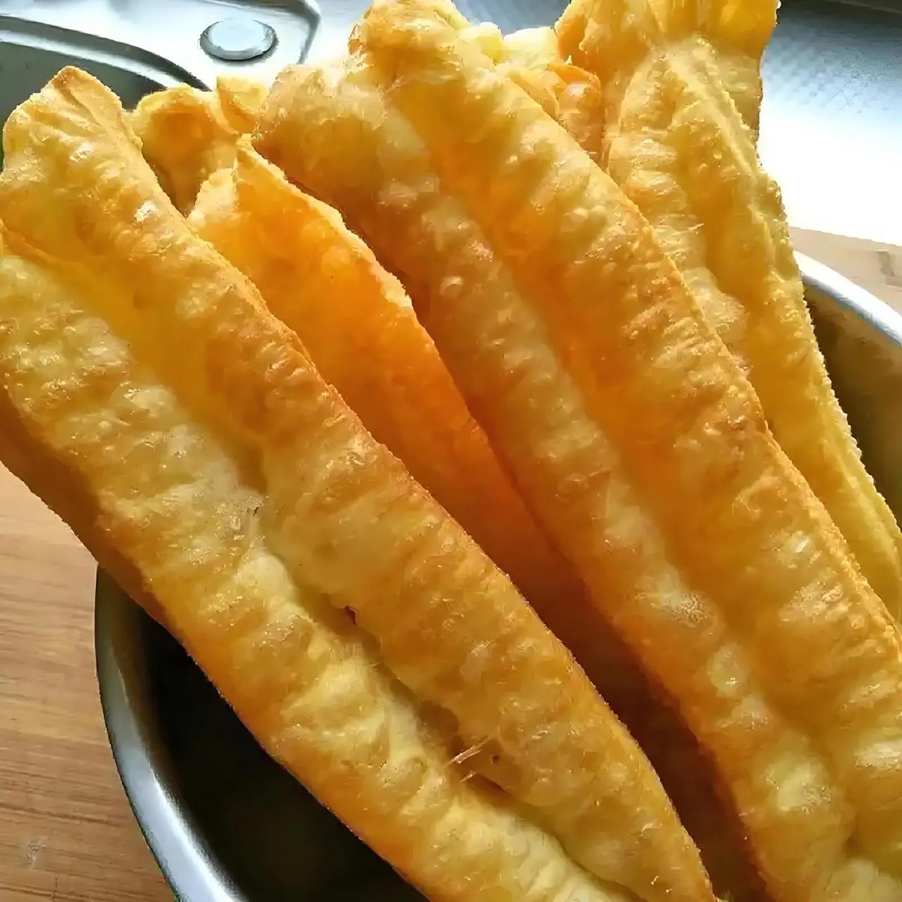 现在一些地方的油条还是油条吗？
简直就是面外一层油，内部一根面。
油条可以脆，也