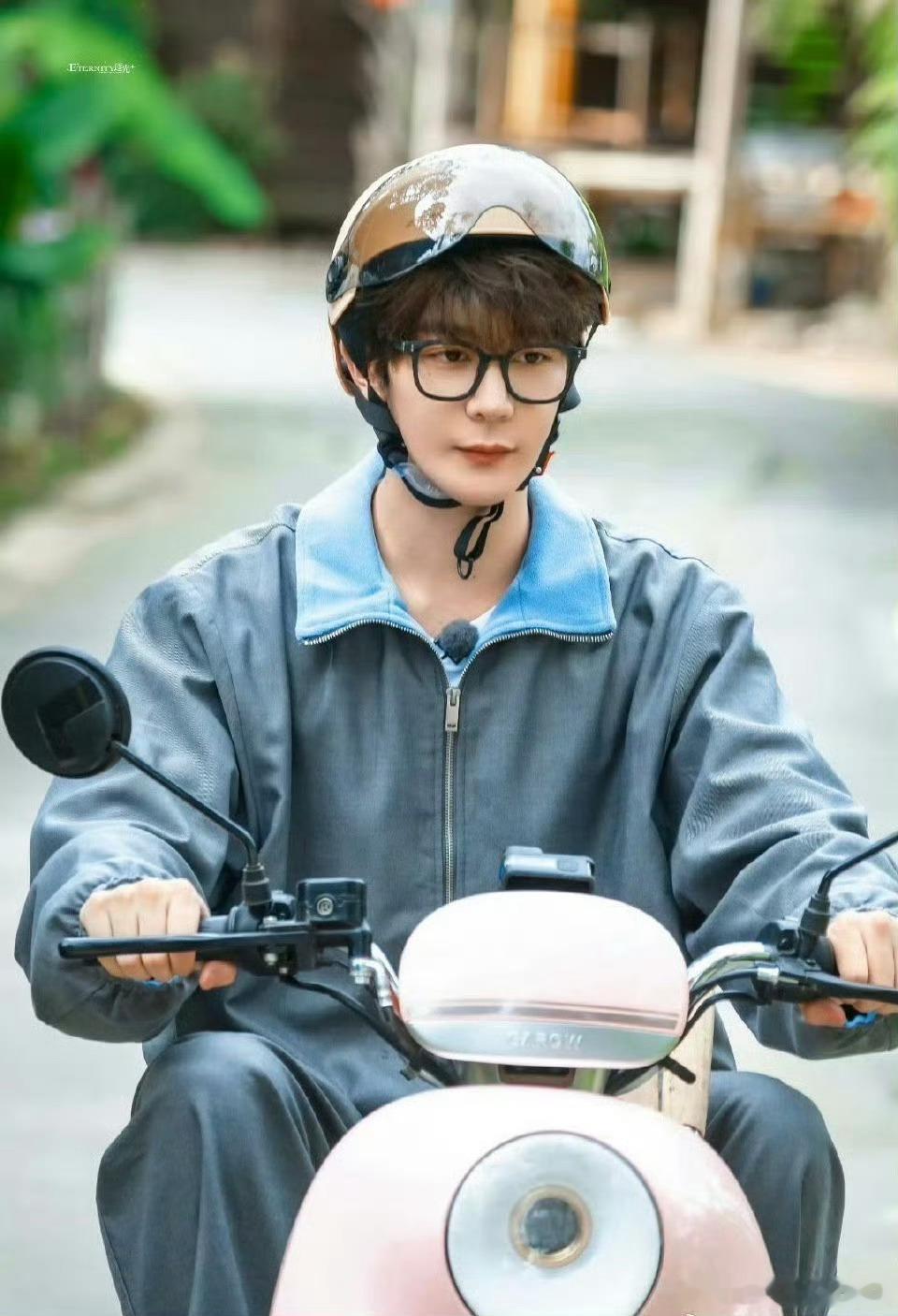 夏之光骑小电驴，还是粉色的适合载着我！ 