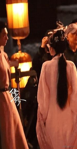（场景氛围营造）凌晨两点的片场灯光晃得人睁不开眼，许凯这个转身动作怕不是偷偷找舞