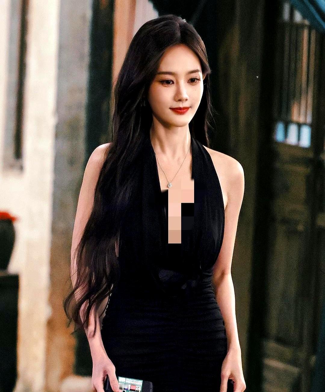 全年只休1天，她把横店当成了家。
 

开机仪式上，她手撑着后腰，接过“开机大吉