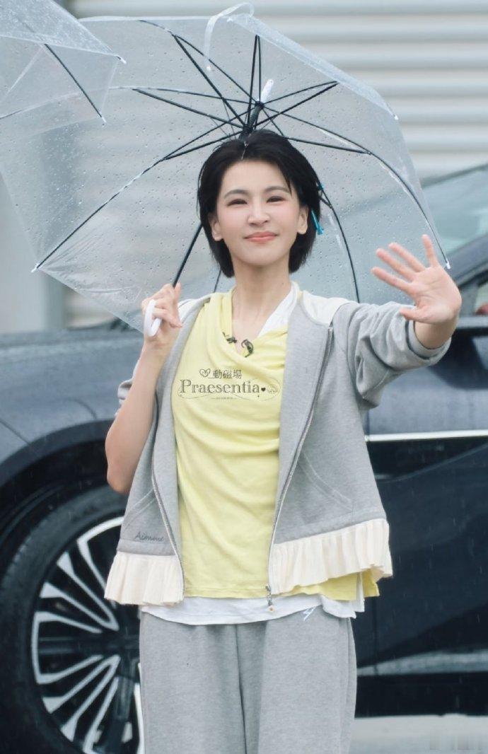 曾沛慈在乘风后台发酱板鸭曾沛慈在线为湖南美食代言，酱板鸭凭借实力成功在浪姐后台出