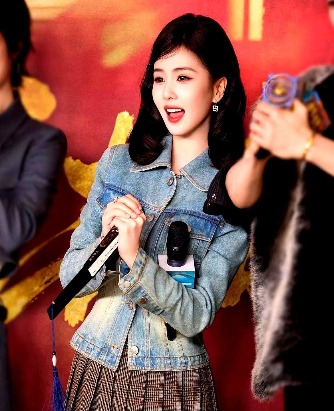 男明星挨着她坐，递毛巾，转头却成了“冤种兄弟”。
 
剧组里，王鹤棣背着她满场跑