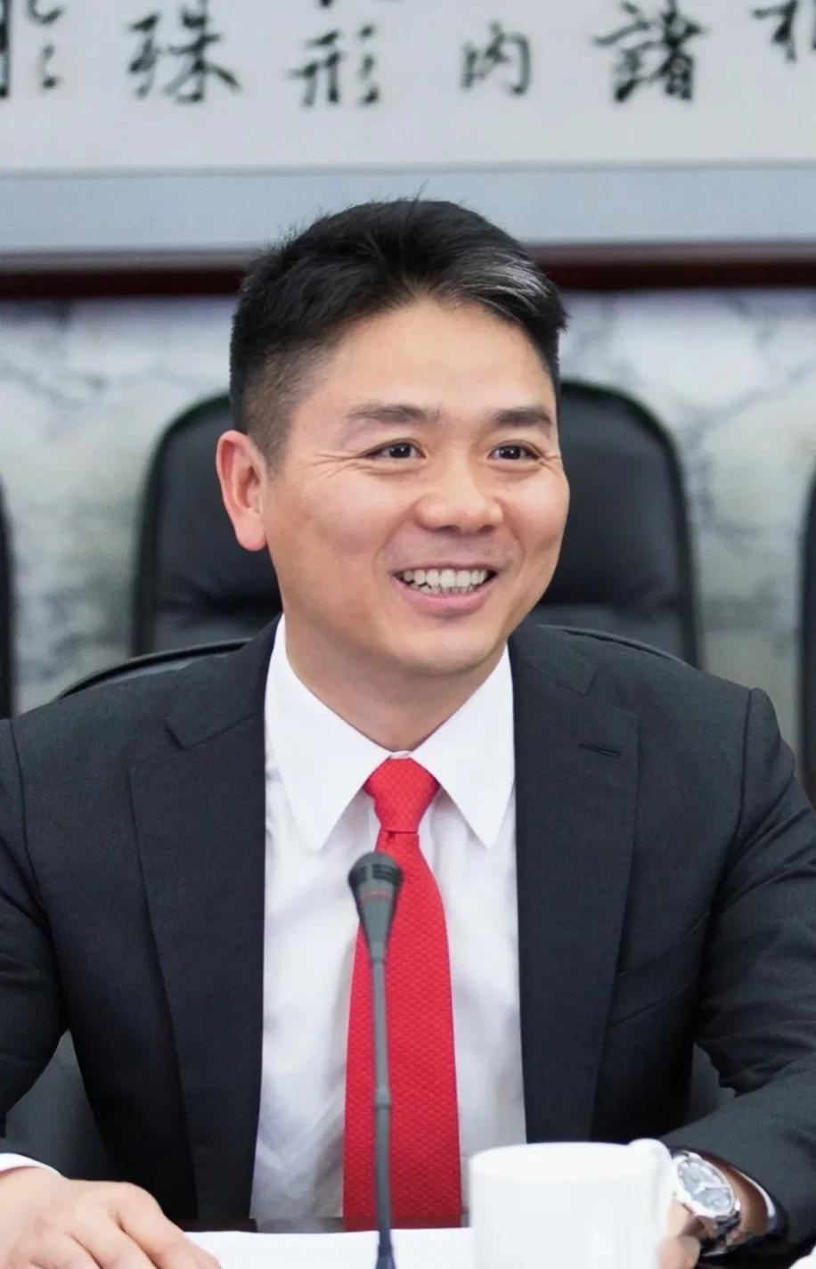 主持问刘强东:据说你当村长的时候，曾向村民承诺，5年内要让大家的收入翻10倍，后