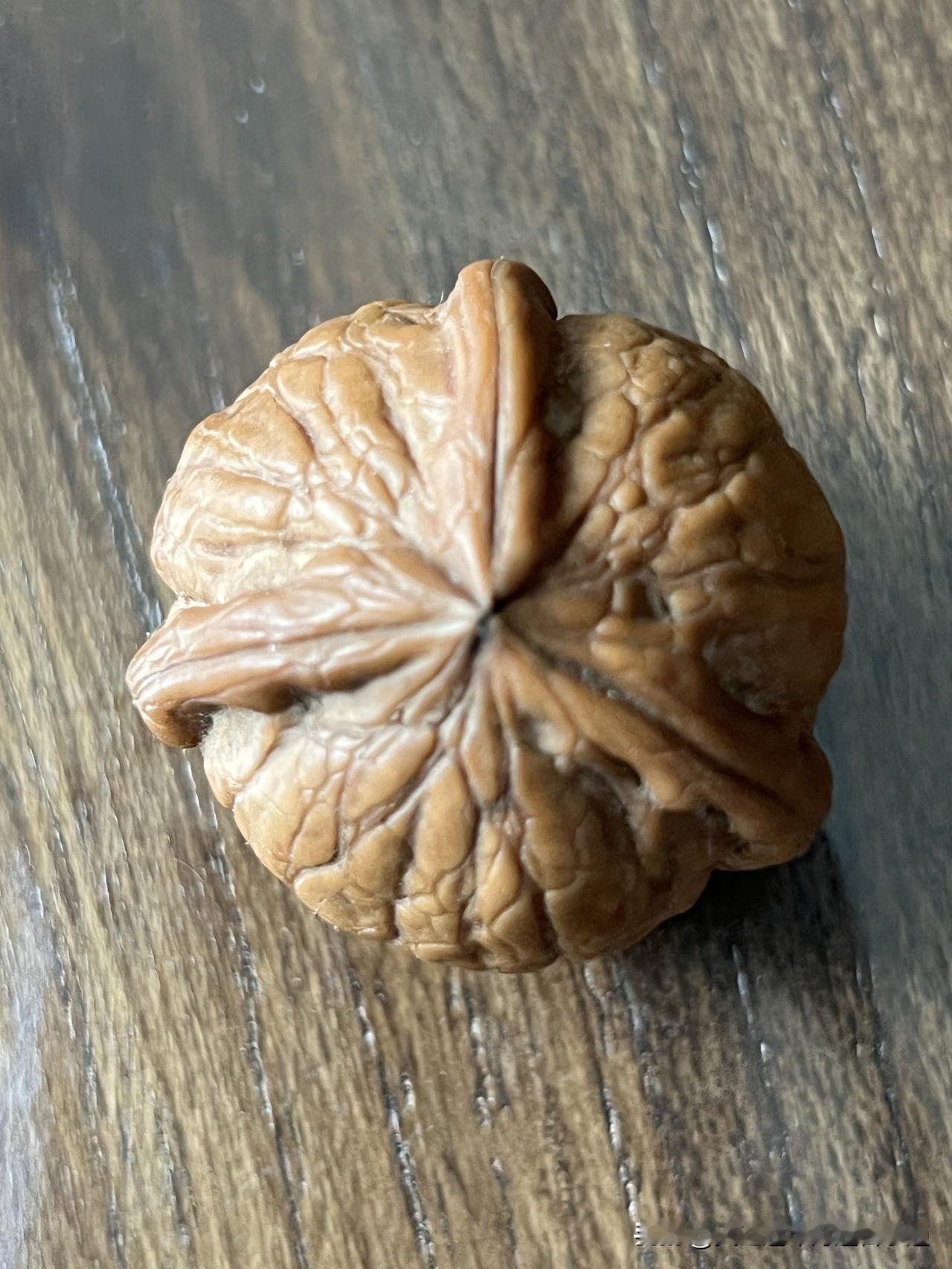 吃核桃发现了这个怪样子的，第一次见到！
核桃