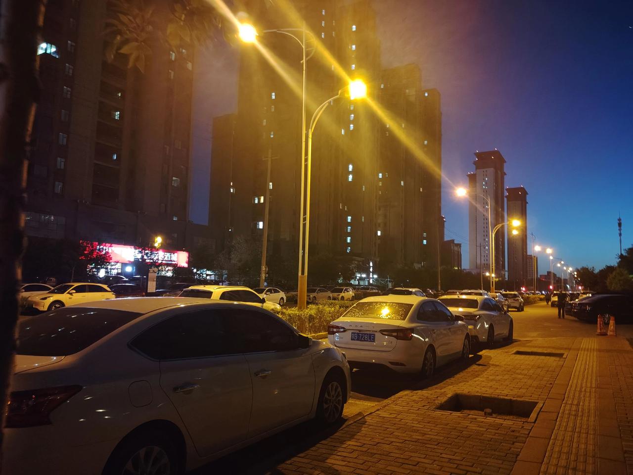 中年人喜欢独享夜色朦胧之美，或许是一个人内心深处的感触，白天与黑夜各有所爱，，，