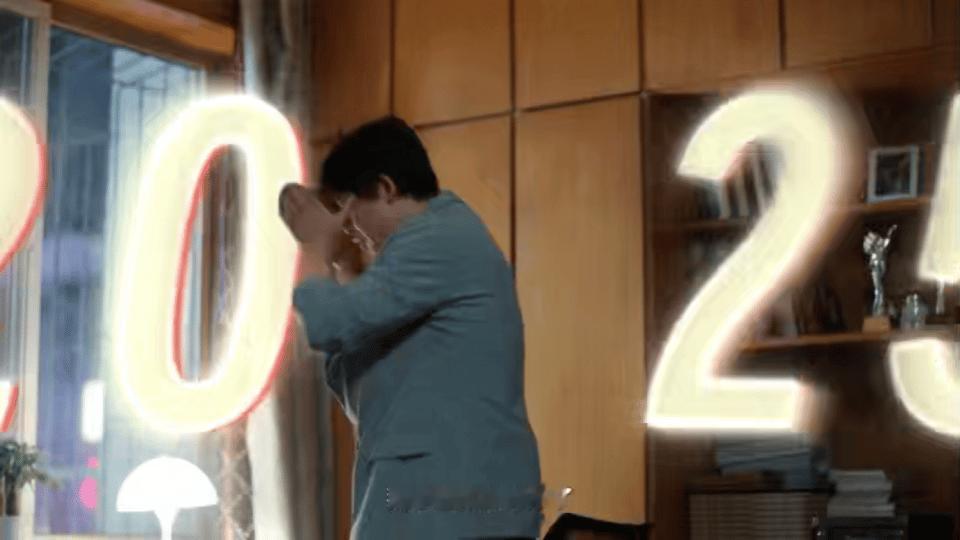 李佳航碰杯印小天：“以前拼酒量，现在懂门道！” 哪用喝到上头？毛铺草本酒才是真懂