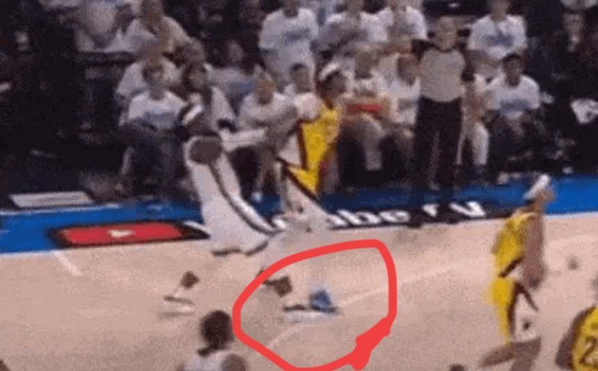 垫脚的那个，这次是进攻球员。
多尔特投三分时，刻意将右脚伸向了防守人的圆柱体下方