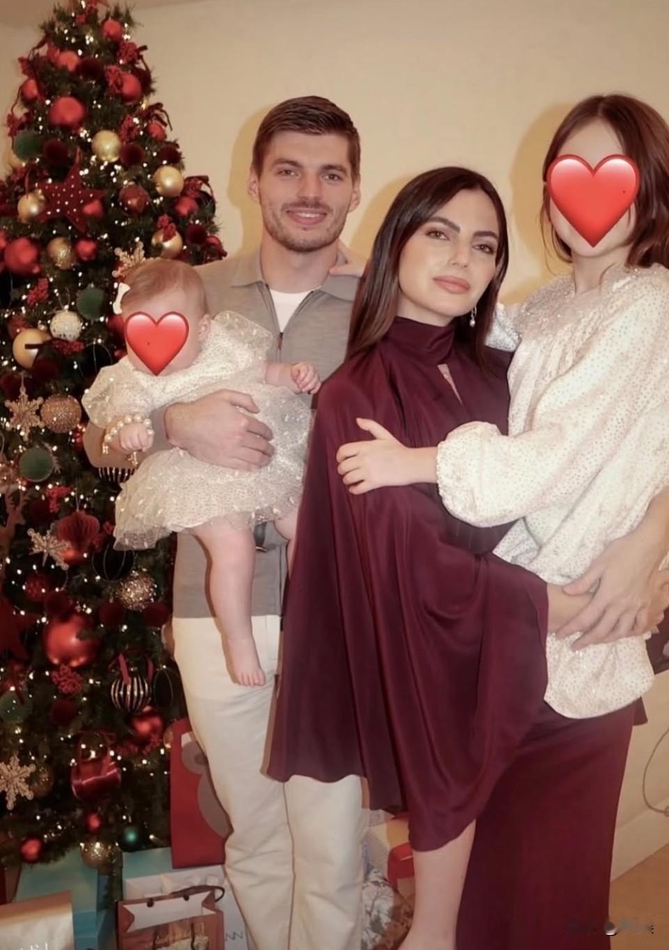 Max和Kelly的圣诞照🎄一家四口
kelly 手臂力量可以的，小p这么大了