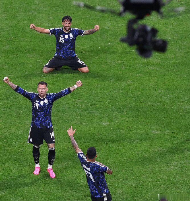 尼科·冈萨雷斯错过了2022年世界杯，无法与阿根廷队一起成为世界冠军。今天，在帮