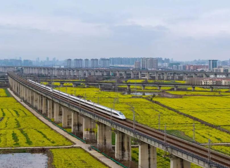 4月8日，搭载着400余名旅客的G5003次“春游”列车从景德镇北站开出，前往赣