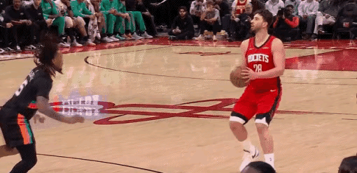 文班亚马被申京给治了。
火箭对马刺，文班亚马三分线外一条龙突破饼皇，被隔扣，仗着